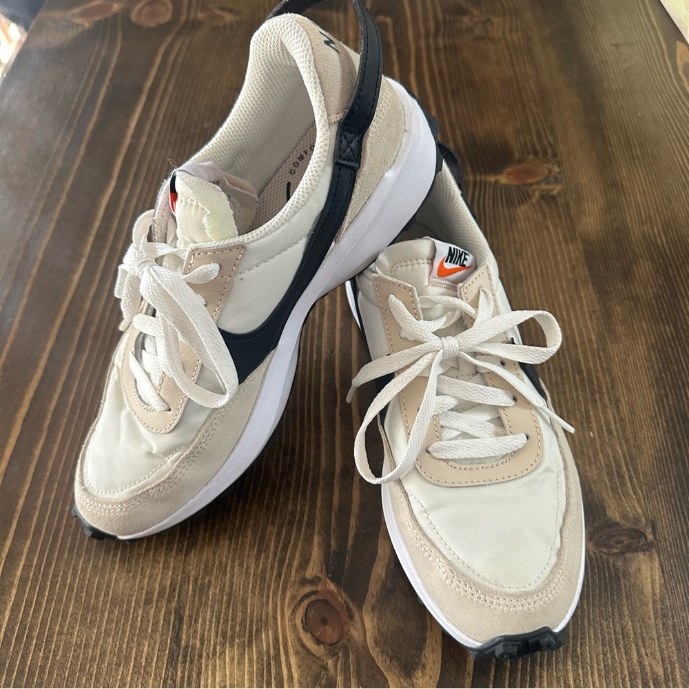 Nike Women's Waffle Debut sneakers. Worn less than 5 times. EUC Size 7